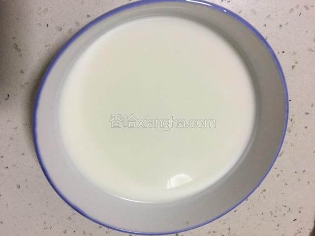 椰汁水里加入牛奶和糖，隔水加热至糖完全融化后加入融化好的吉利丁液，室温放凉。