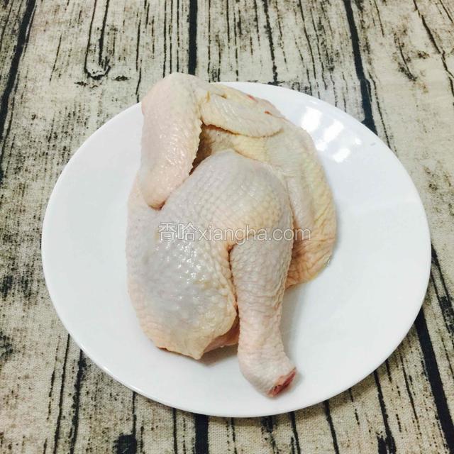 放养土鸡半只，洗干净，斩块
可以把多骨的用来煲汤，鸡胸肉取出另做它用（一鸡二食）