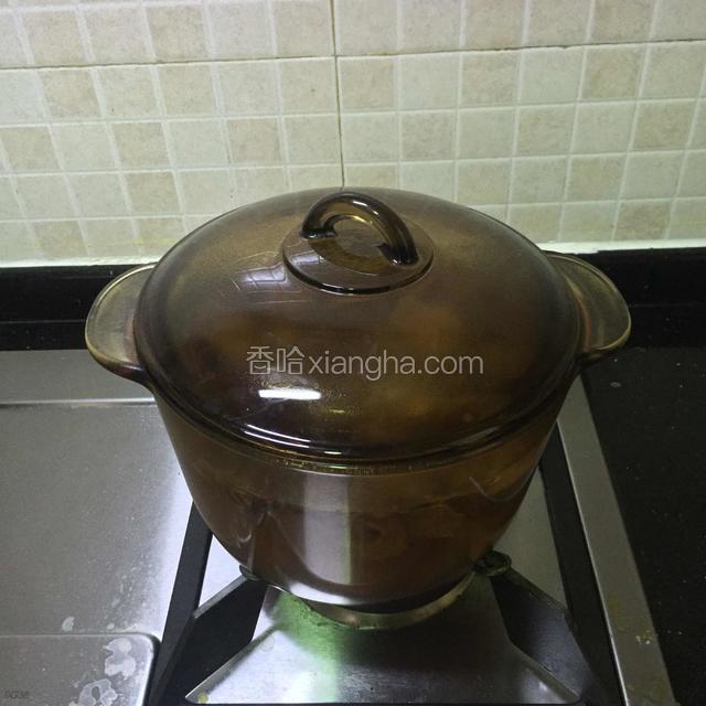 开启煲汤模式……1.5个钟
把鸡肉，牛肝菌和红枣一起放进锅里，加进适量纯净温开水，一次加够水的量。中途不加水。