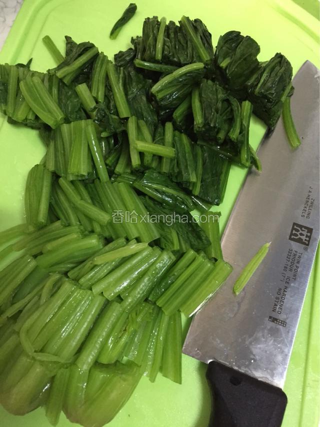 烫好的菠菜切一寸左右的段