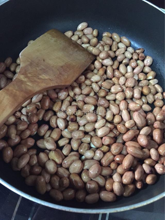 花生仁放少许油炒熟