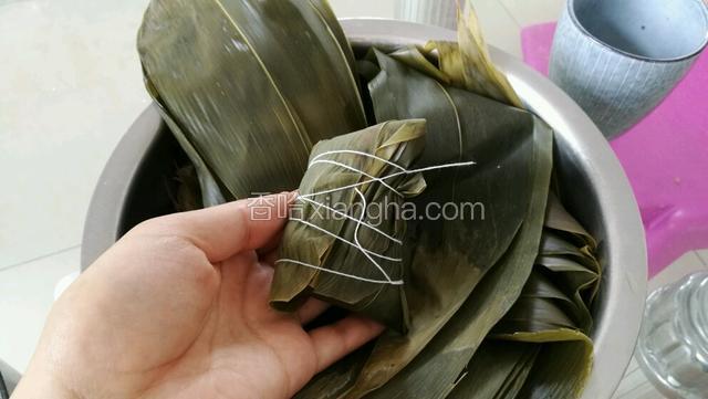 把粽子倒过头来，把线从里往外缠几圈，剪断掖紧线头即可