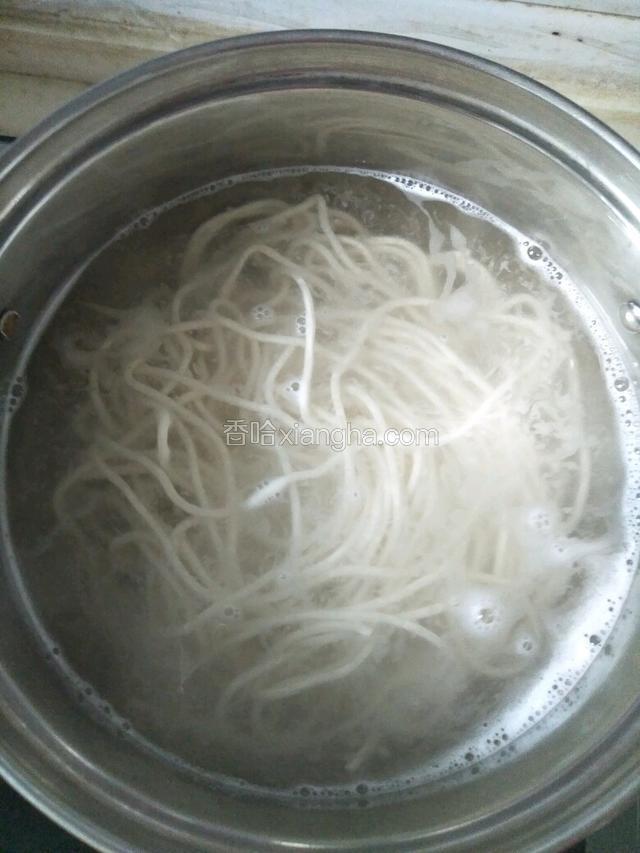 面条锅中煮熟