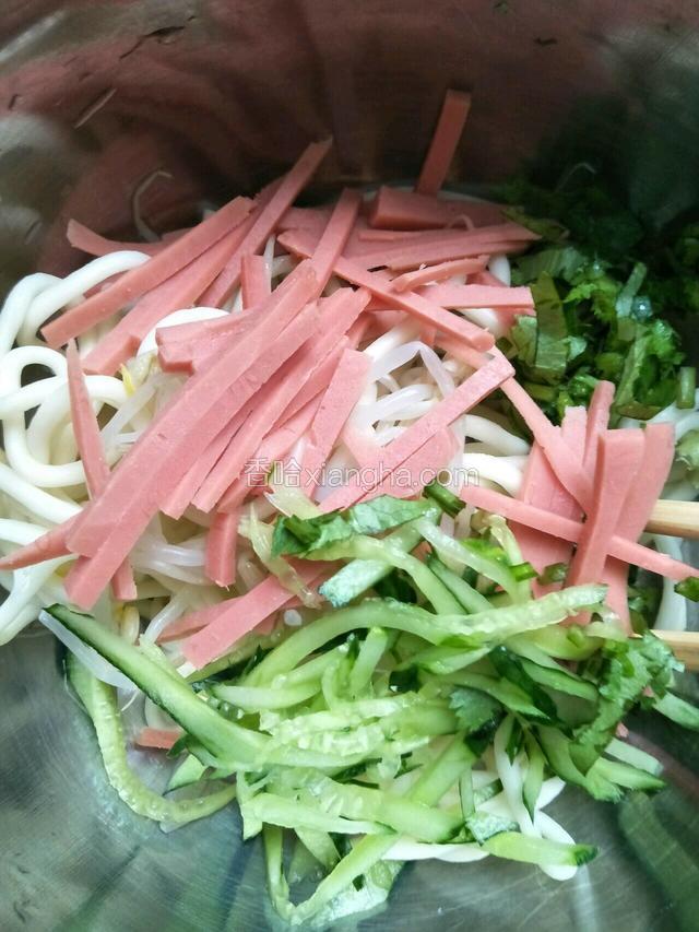 把面条，绿豆芽，黄瓜，火腿肠，香菜一起倒入大碗中