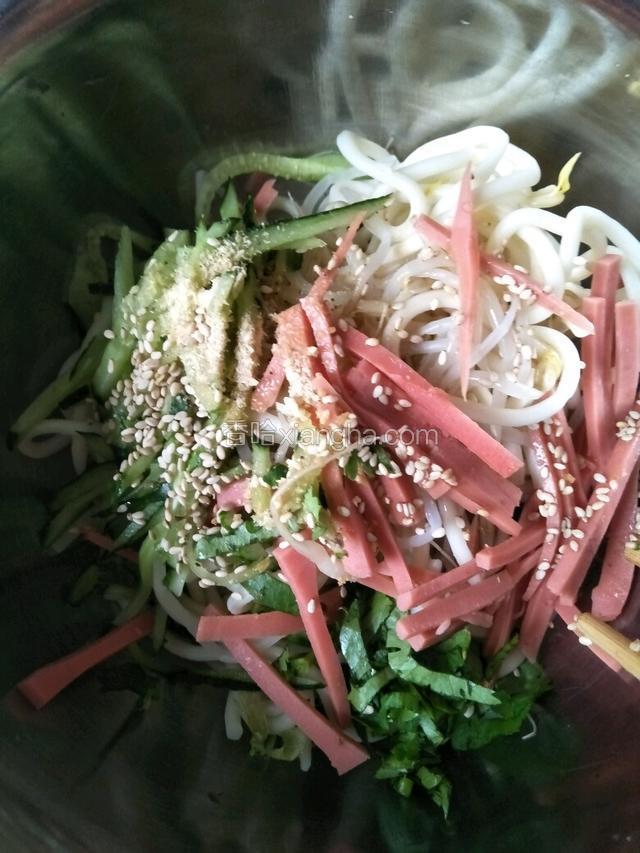加盐，醋，虾粉，芝麻油，蚝油，熟芝麻