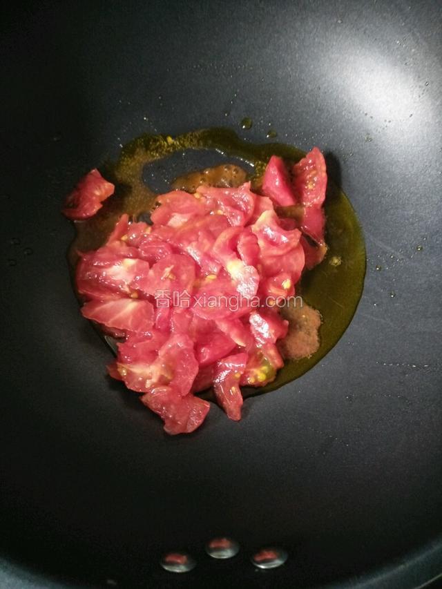 热锅凉油倒入西红柿翻炒