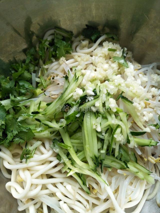 把面条，绿豆芽，黄瓜丝，蒜末香菜一起放入大碗中