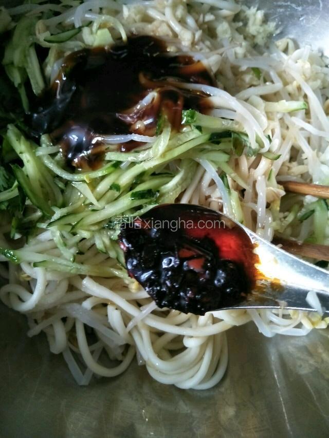 最后加入老干妈辣椒油