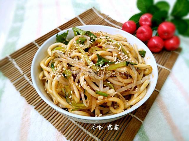 盛入碗中撒上熟芝麻