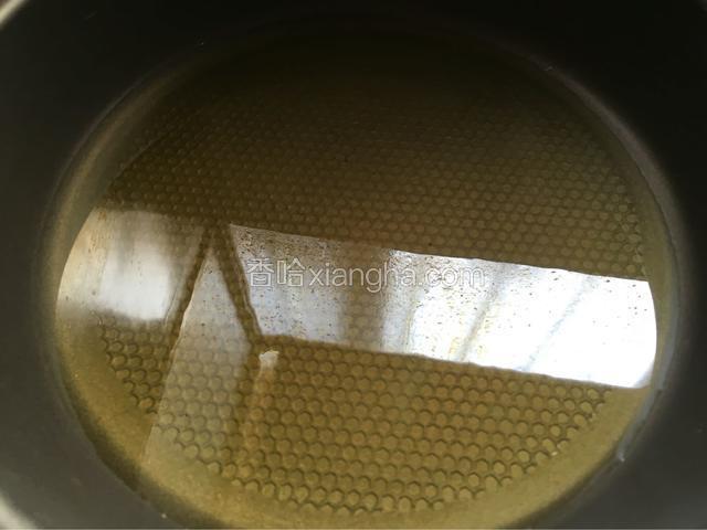 锅烧热后倒入适量油加热，用筷子试一下油温，看见筷子有冒小泡时就可以了，大概8分热。