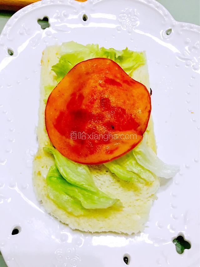 放入生菜和火腿片