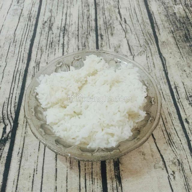 米饭一大碗
做这个海鲜银鱼粥，更适宜用米饭。
煮出来的粥水更清爽。