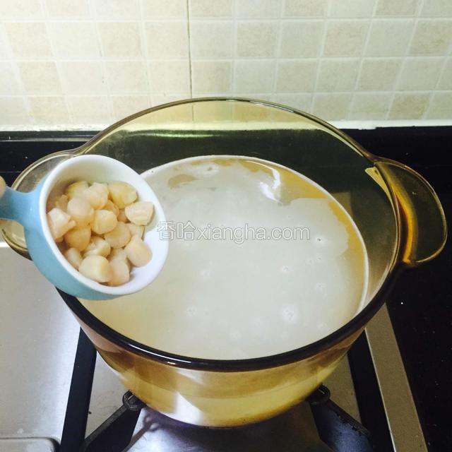 把浸泡好的干贝倒进锅里一起煲，提早放干贝，更出味。
因为这个是熟了的米饭，不用煮太久，
