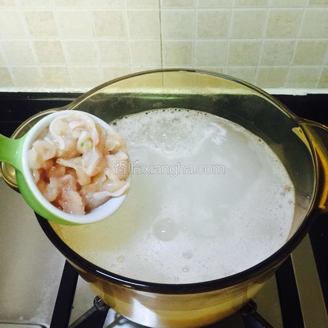 粥水煮开再煮10分钟，
开大火，加进鸡肉了。搅拌均匀。