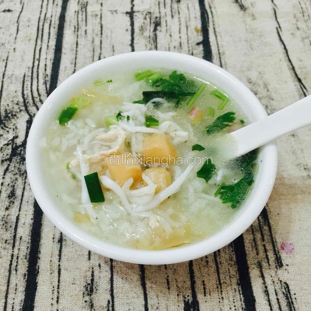 来个大特写，吃上一口，银鱼鲜嫩，干贝肉厚，鲜美无比。
友友们，来上一碗，煮起……