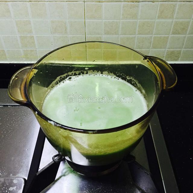 把苦瓜汁倒进锅里煮开，捞掉浮沫
再倒进干贝碎，一起煮。
干贝碎是最先下，煮久一点更出味。

