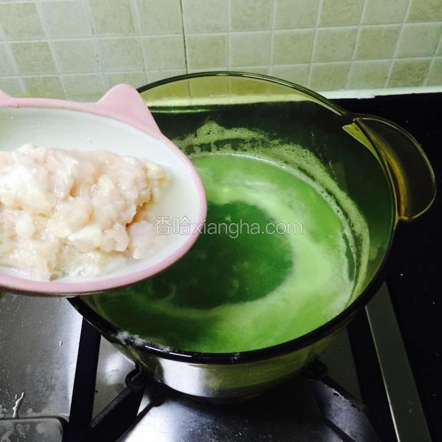 苦瓜汁煮开后，鸡肉茸加一点水打散，倒进锅里，勺子搅拌均匀，中火煮开。
PS：这一步还可以加进适量的鸡蛋白液一边搅拌煮，家里刚好鸡蛋吃完了，就没加。