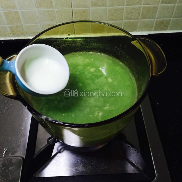 调一小杯玉米淀粉水，勾芡。
煮开，加进适量盐调味，熄火。
PS：家庭食用，没有勾芡太多生粉水。如果喜欢粘稠口感，可以加多些粉水。各人喜好了。