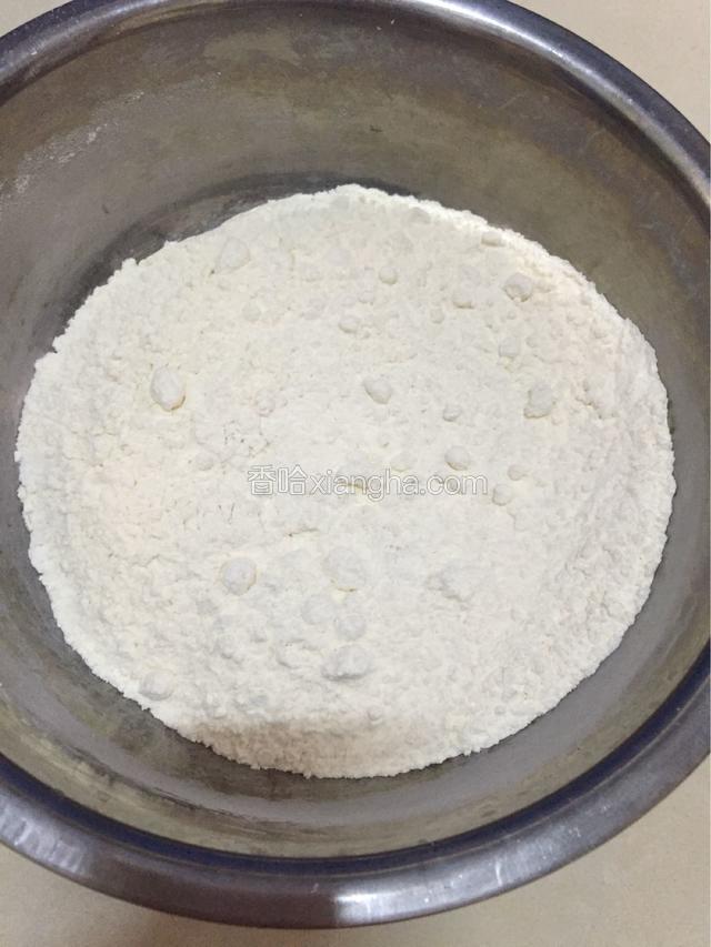 取适量面粉放入盆中