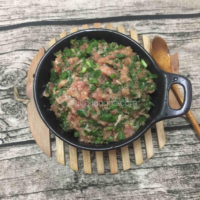 肉末加入切碎的韭菜，磕入一个鸡蛋，加生抽，盐，生粉按同方向搅拌均匀
