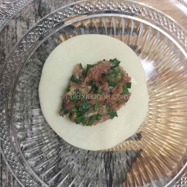 饺皮上放入一勺肉馅