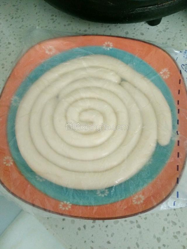 准备面活好面 ，盘好