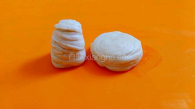 取3~4根细面条，捏住两端轻轻抻长，伸出左手（食指），以食指为轴，右手拿细面条，在左手的食指上一圈圈的环绕，（就像在手指上缠绷带一样）一直把面条全部绕完，绕好后，把手指抽出，将面放在案板上，用手轻轻按扁，剩余面条按同样的方法全部做好后，醒发20分钟。
注：4根细面条同时一起在食指上顺时针环绕。