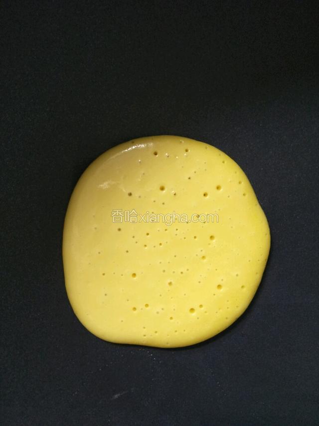 面糊上起很多泡泡