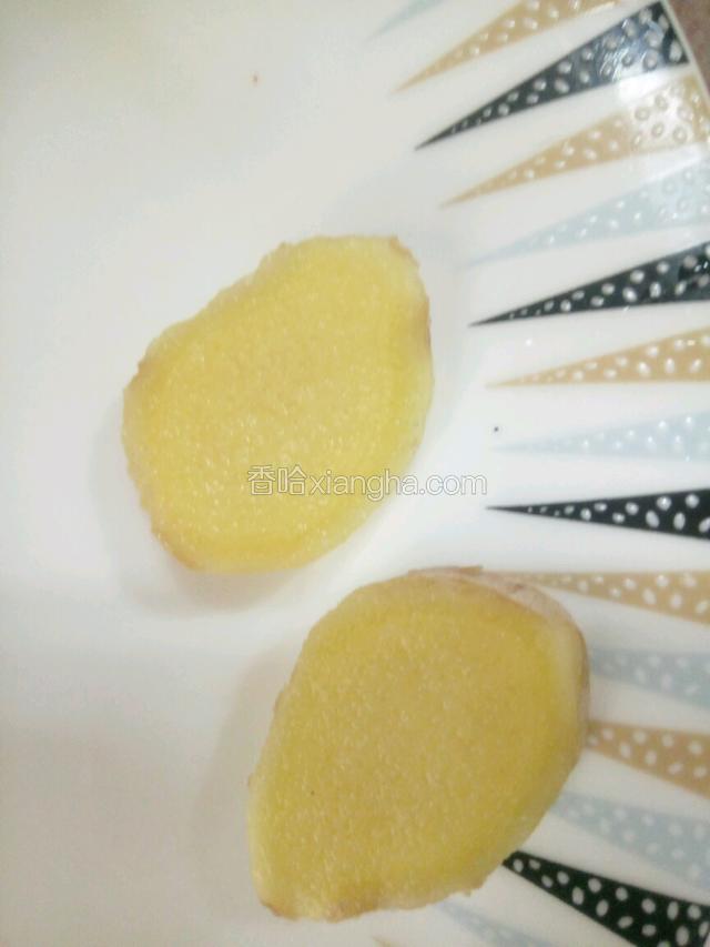 洗干净姜，切好姜片。