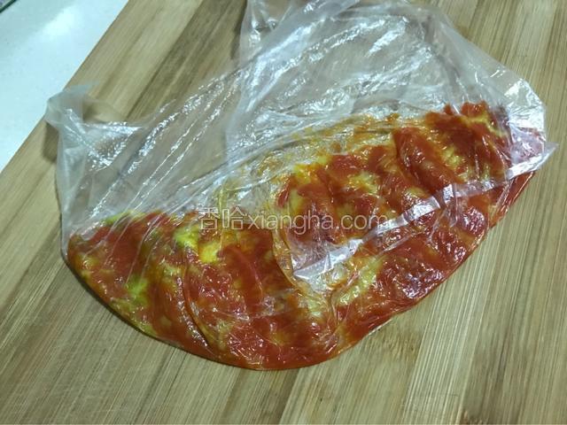 放入保鲜袋用擀杖擀成泥。