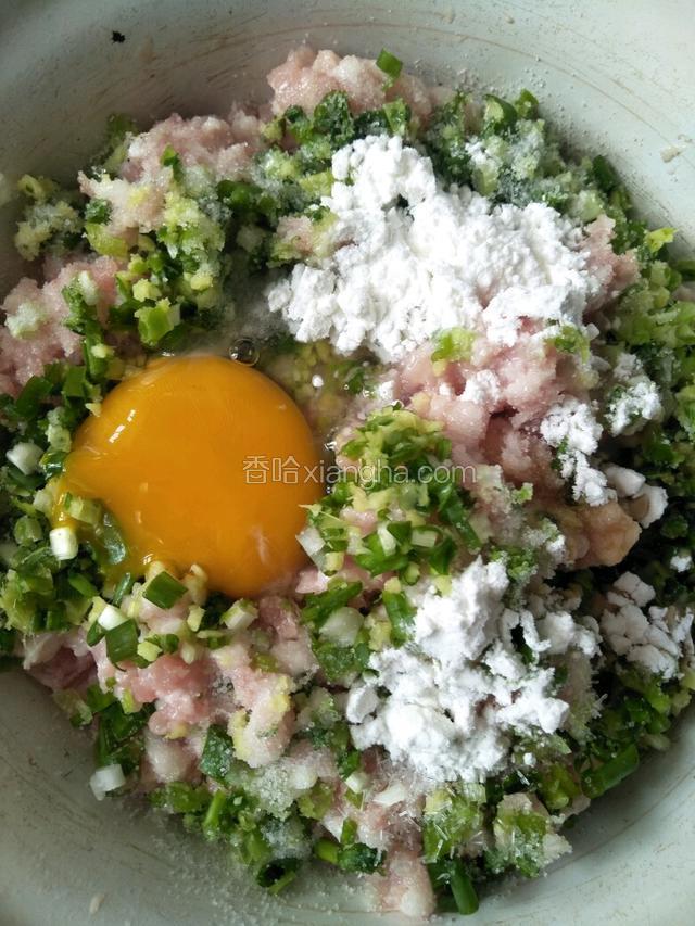 磕入鸡蛋，加入盐，鸡精，生抽，淀粉