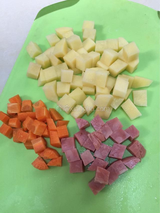 准备蔬菜切丁 火腿切丁 蔬菜可按照自己喜欢的来选择