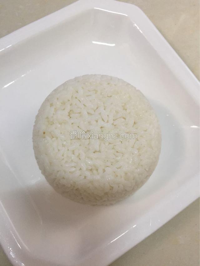 米饭装碗压实倒扣在盘中