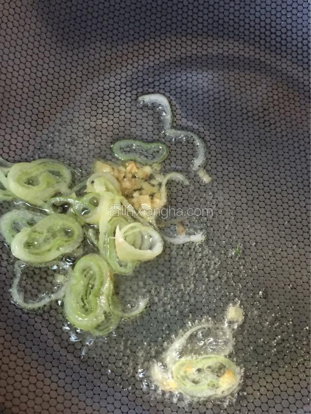 葱姜炝锅炒香
