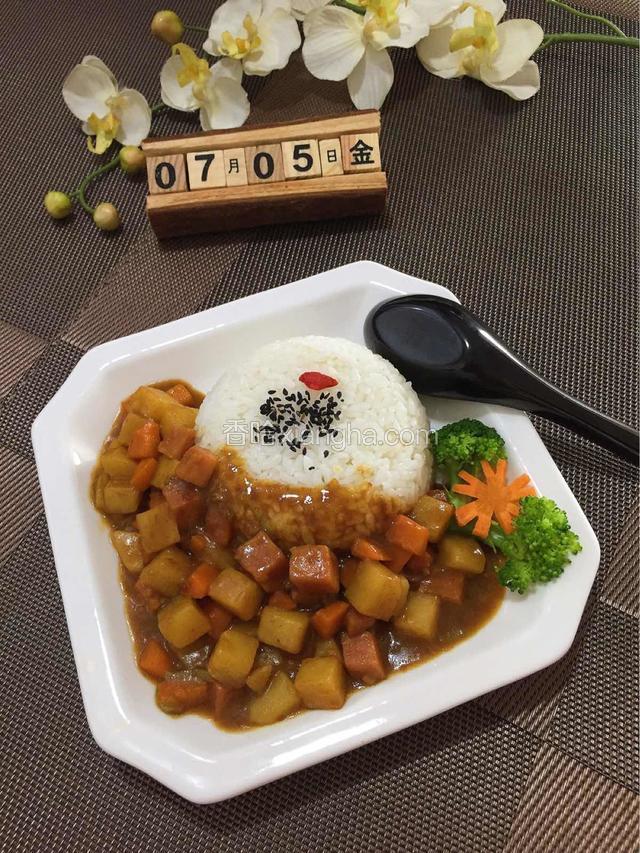 撒上黑芝麻少许 装饰一下 好吃的咖喱土豆饭做好啦