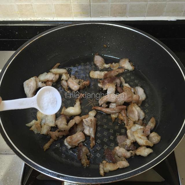 如图
煎至微微金黄，加进适量盐一起翻炒，这样五花肉比较入味。
但不要多加，酸菜是带点咸味的。
PS：煎出来的油如果觉得略多可以倒出一部份。