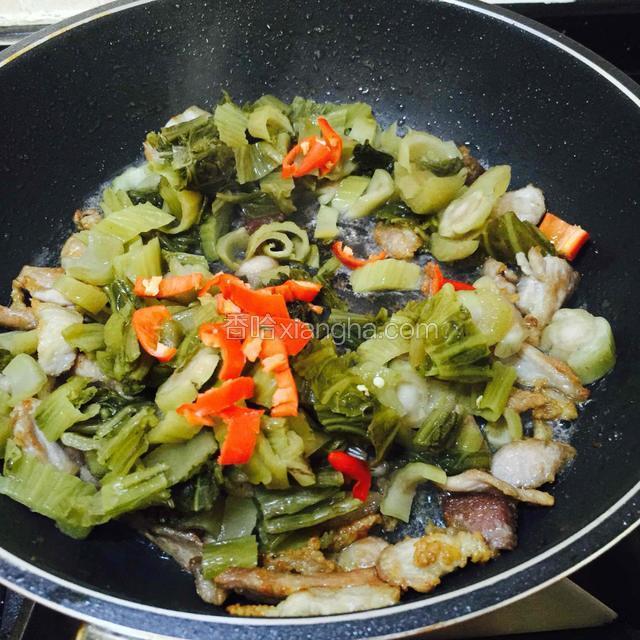 加进小红椒，翻炒几下，
PS：加辣椒这一步，如果能吃辣，可以提早跟五花肉一起煎炒，吃不了辣的就后下，微微调味就可以。
