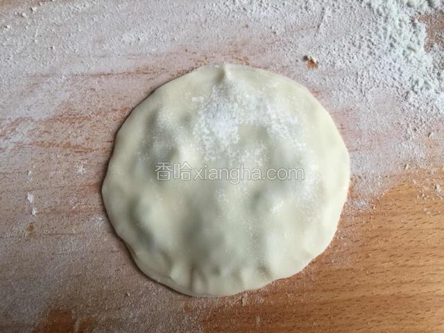 再盖上一张饺皮。
