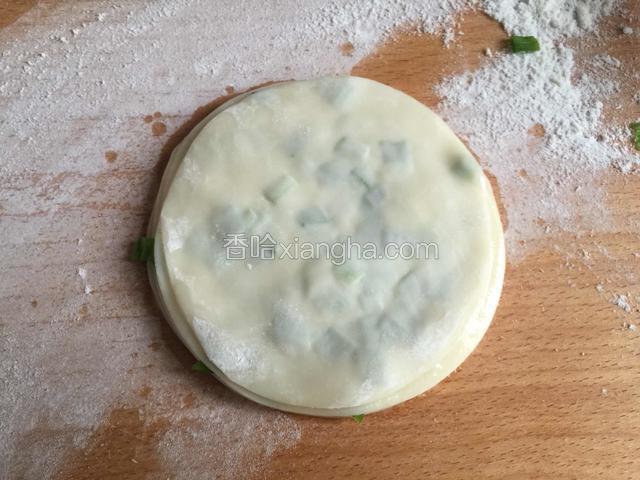 用手轻压一下。