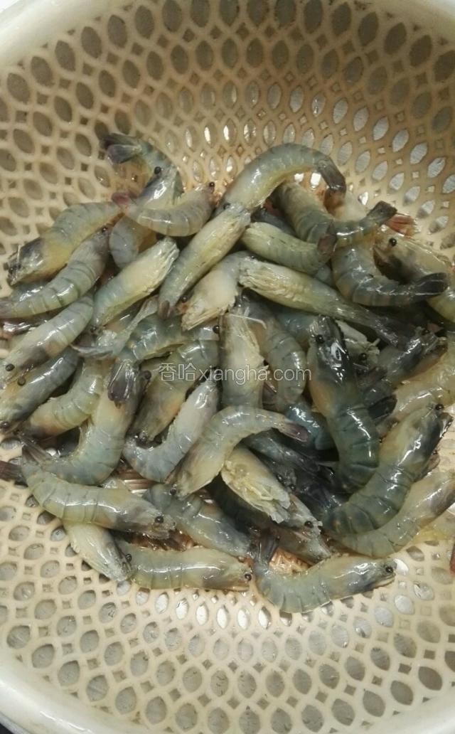 把虾须和虾脚剪掉