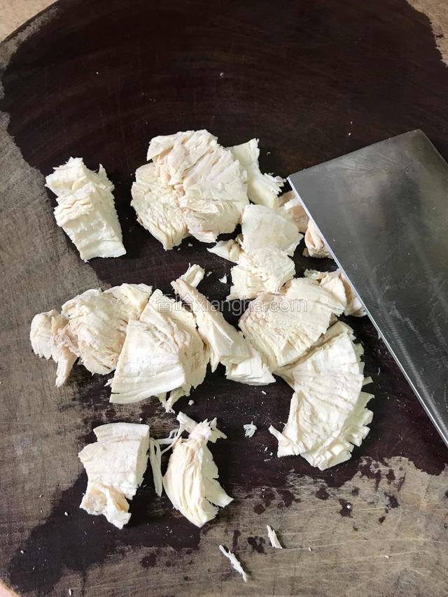 用刀拍松，再用手搓或撕成细末（量多时也可以用保鲜袋包住再用擀面杖敲散）