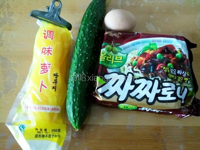 这就是全部食材了  当然搭配什么都可以 酸萝卜最好是那种片的 但是家里没有 就用紫菜包饭里的萝卜条了 味道是一样的