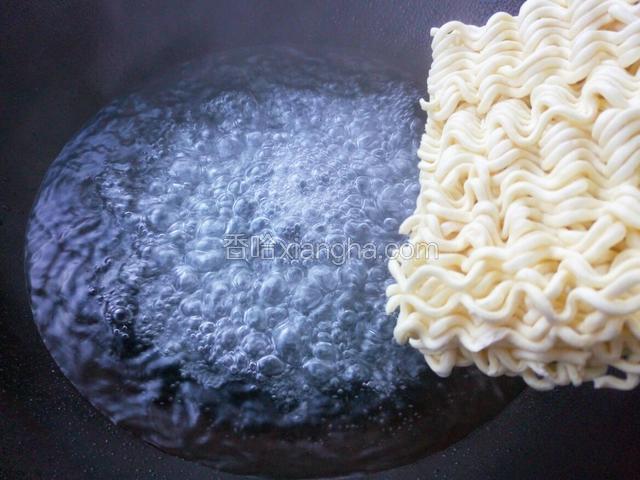 锅里烧开水 下入泡面