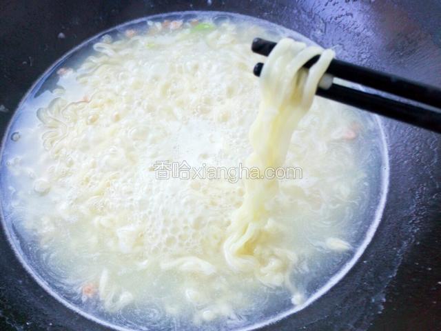 面煮熟大概要三四分钟  具体时间自己掌握 看面没有白心就好了