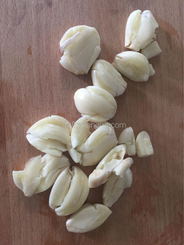 蒜瓣洗净拍扁，改刀切成蒜蓉
