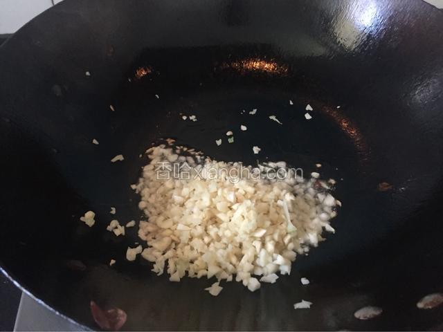 油温热后下入蒜蓉煸香