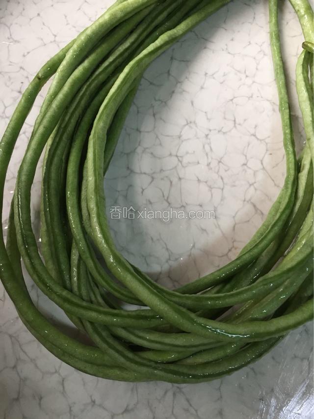 准备豇豆洗净去蒂