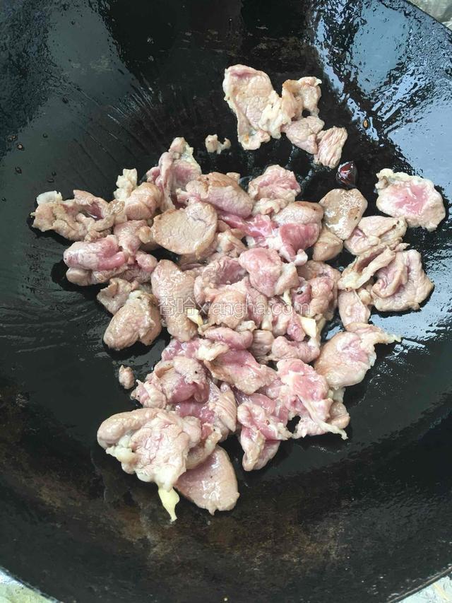 少油，先把羊肉炒变色