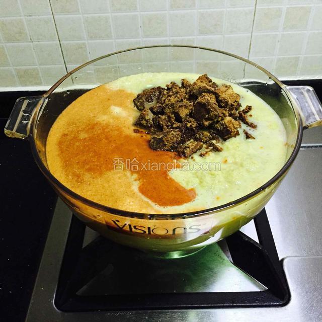 开启熬煮模式~大约1.5个钟
把姜茸，红枣酱，红糖，一起倒进锅里，开小火熬煮