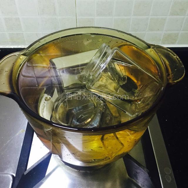 等待姜枣膏晾冻的过程，可以把瓶子煮开消毒。瓶子一定要用开水烫煮晾干。  装姜枣膏才更耐保存。